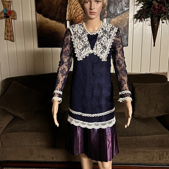 Jessica McClintock • Size 8 • Vintage • Dress • Purple • Floral Lace • Victorian - Picture 4 of 16